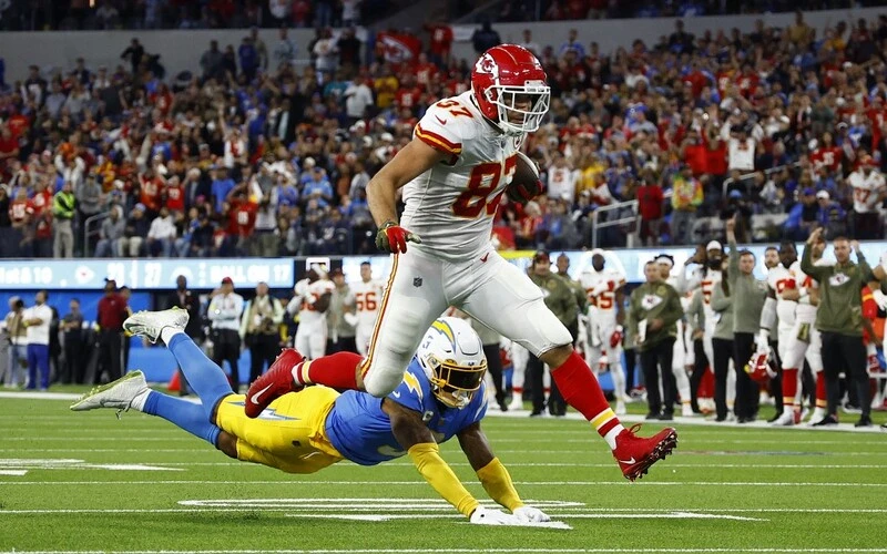 Travis Kelce #87 of the Kansas City Chiefs scores a touchdown during the fourth quarter in the game against the Los Angles Chargers. The Chargers vs Chiefs Betting Odds are ready.