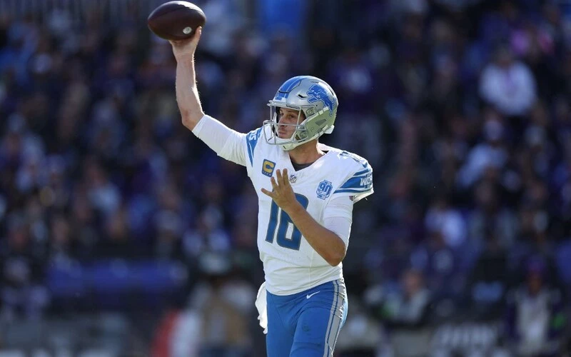 Quarterback Jared Goff #16 of the Detroit Lions passes the ball against the Baltimore Ravens at M&T Bank Stadium on October 22, 2023 in Baltimore, Maryland. The Raiders vs Lions Odds are already set for tonight's game.