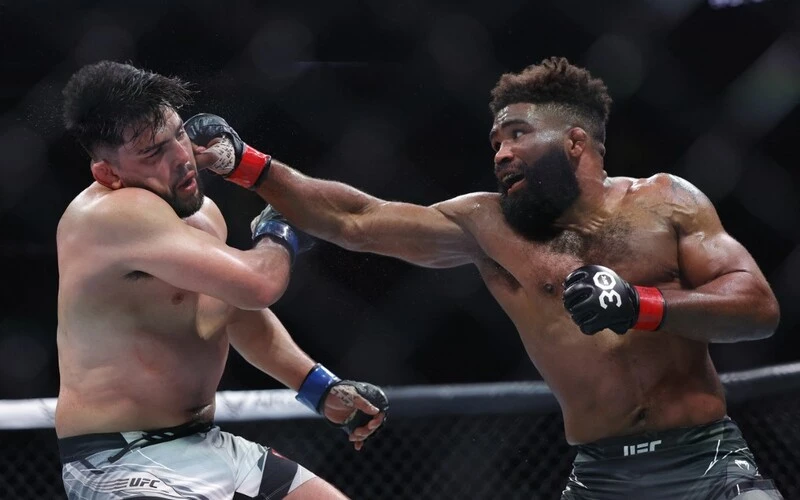 Allen vs Curtis Prediction: Chris Curtis and Kelvin Gastelum exchange strikes during their Middleweight fight at Kaseya Center on April 08, 2023 in Miami, Florida. Carmen Mandato/Getty Images/AFP
