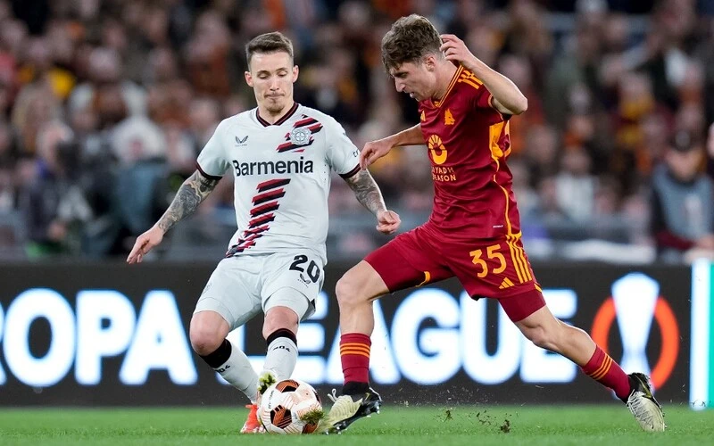 Leverkusen vs Roma Betting: Tommaso Baldanzi of AS Roma and Alex Grimaldo of Bayer 04 Leverkusen compete for the ball during the UEFA Europa League 2023/24 Semi-Final first leg match between AS Roma and Bayer 04 Leverkusen at Stadio Olimpico on May 2, 2024 in Rome, Italy. (Photo by Giuseppe Maffia/NurPhoto)